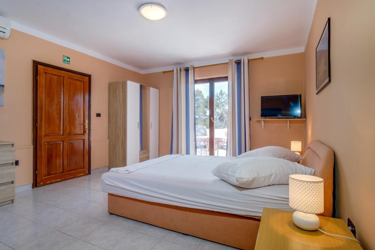 Apartments Villa Julija Mali Lošinj Exterior foto